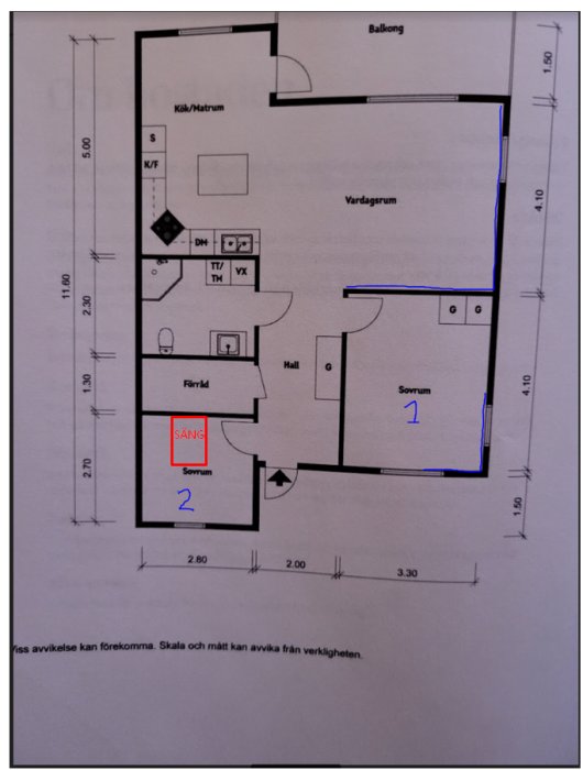 Svartvit planlösning av en lägenhet med markerade områden för kök, vardagsrum och sovrum, betonade med blå och röda linjer och text.