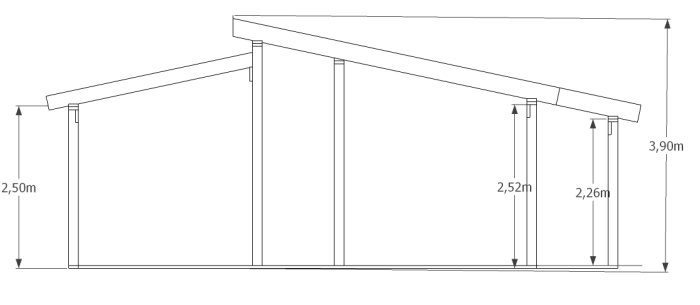 Arkitektonisk ritning av en sommarstugas konstruktion med måttangivelser för väggar och taklutning.