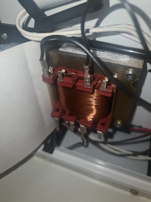 Transformator i spisfläkt med okopplade kablar och synliga kopplingspunkter.