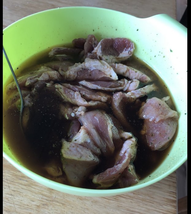 Marinerad tunnskivad fläskkarré i en gul skål inför tillagning av kebabrulle.