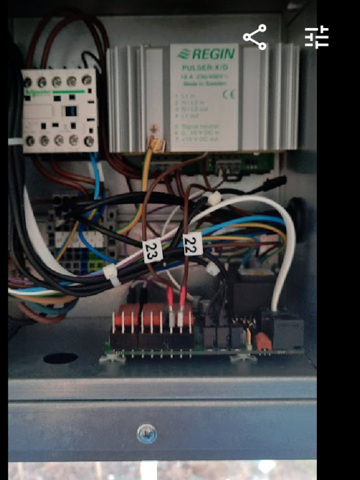 Elstyrningsskåp med märkta kablar, kontakter och en Regin pulsrelä.