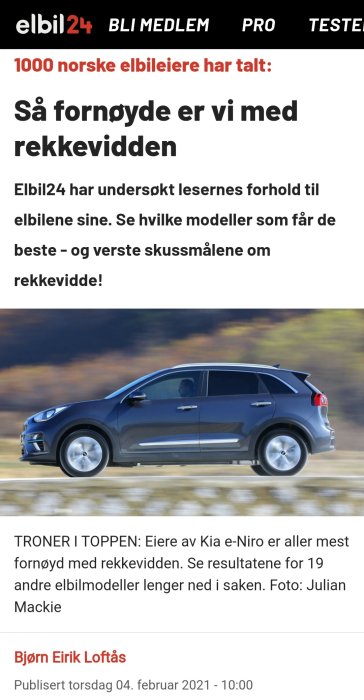 Körande blå Kia e-Niro på vägen, symboliserande diskussionen om elbilars räckvidd.