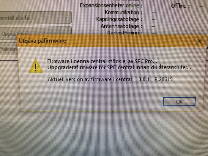 Felmeddelande på datorskärm angående inkompatibel firmware med SPC Pro och nuvarande version.