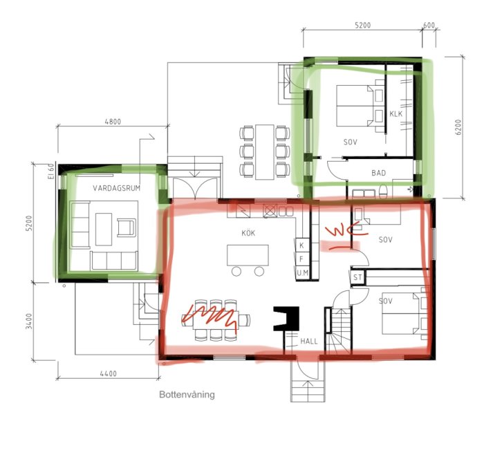 Ritning av ett 50-tals hus med öppen planlösning som visar kök och vardagsrum, samt kommande tillbyggnad markerad i grönt.