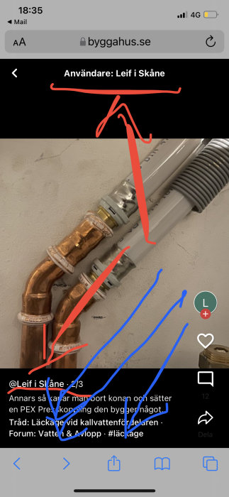 Skärmdump från ett diskussionsforum visar en instruktion med röda och blåa pilar som pekar på olika navigationselement.