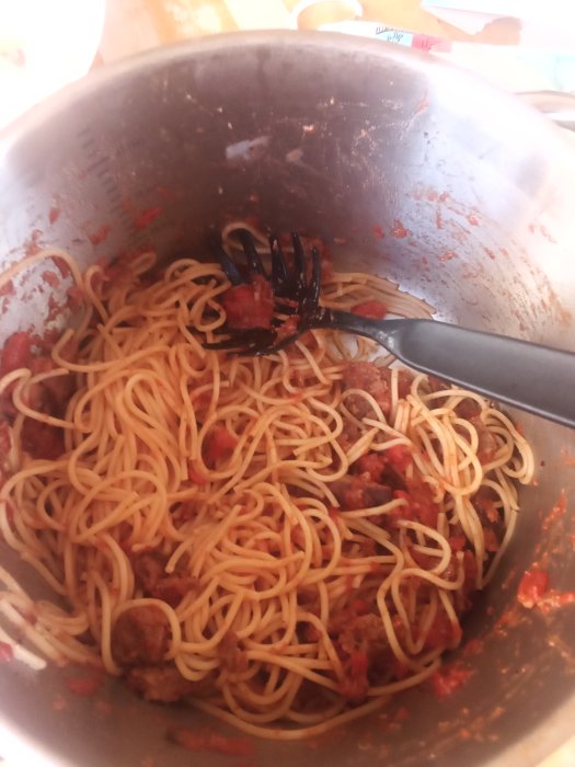 En skål med spaghetti och köttfärssås kryddad med vitlök, svartpeppar och oregano.