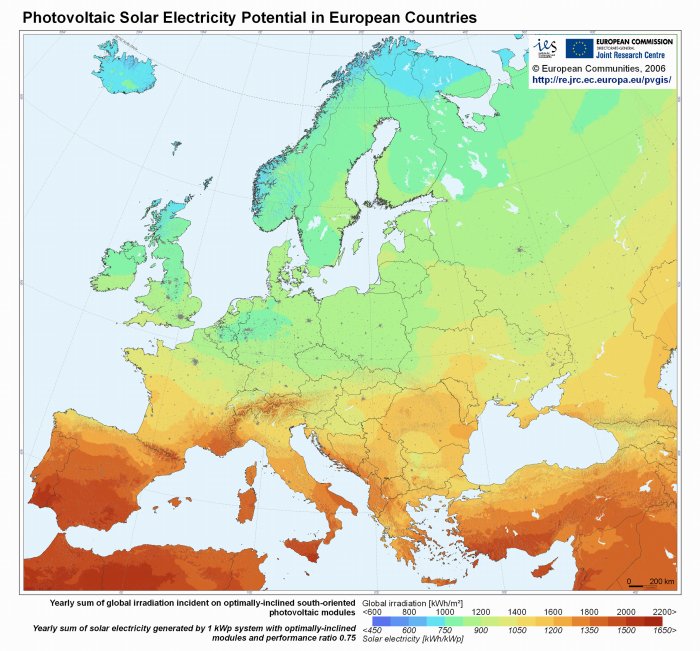 Karta över solenergipotential i Europa, med färgkodning som visar årlig summa solstrålning.