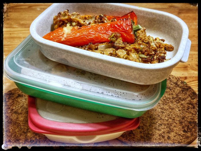 Gratinerade spetspaprikor fyllda med vegofärs, solrosfrön, linser och pumpakärnor i matlådor.