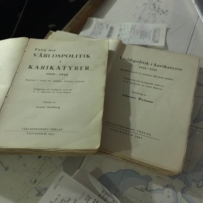 Öppna böcker om världspolitik i karikatyrer från 1939-1945, utgivna av Världspressens Förlag.