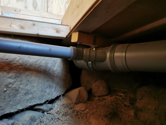 Avloppsrör installerade längs en innervägg under byggnadsrenovering.