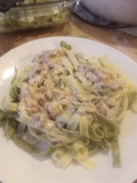 Hemlagad carbonara med bacon, grädde, tomater och vitlök på en tallrik.