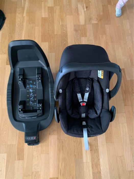 Maxi-Cosi Pebble Pro i-Size babyskydd och Family Fix 3 bas på golv, essential black, Isofix, integrerat solskydd.