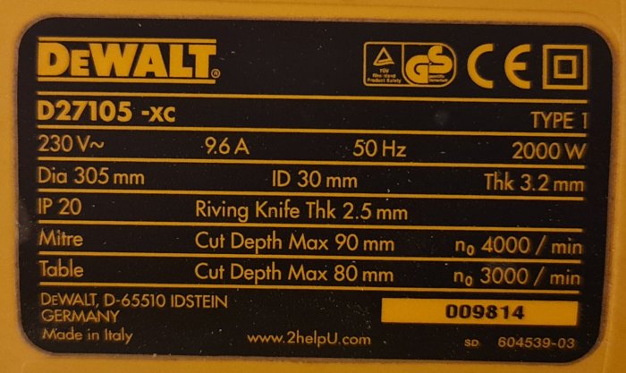 Typskylt för DEWALT såg D27105 med tekniska specifikationer.