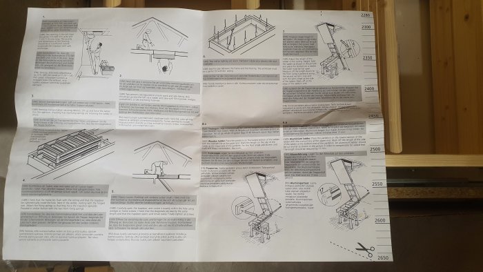 Instruktionsblad för installation utlagt på trägolv, med illustrationsdiagram och textinstruktioner.