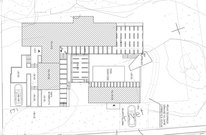 Arkitektritning av en modern villa med entré, pool och biluppställningsplats.