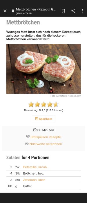 Brödhalvor med rått kryddat köttfärs, lökringar och persilja på träyta, med kryddor runtomkring.