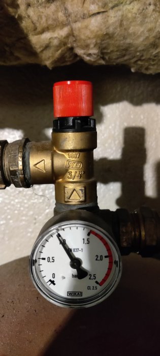 Manometer på expansionskärl med 0,5 bar tryck och säkerhetsventil märkt 3/4 tum.