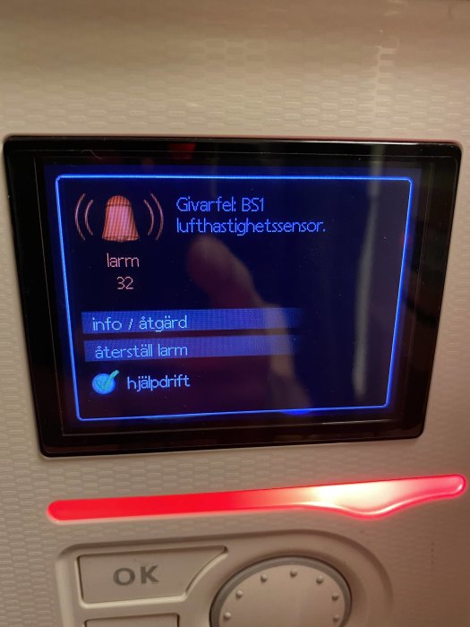 Digital display som visar felmeddelande "Givarfel: BS1 lufthastighetssensor" med alternativ för larm och hjälpdrift.