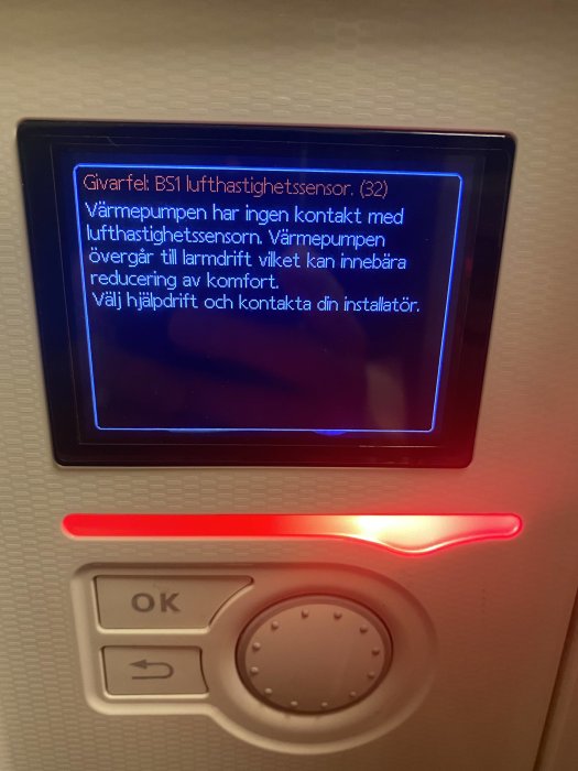 Skärm på värmepumpens styrpanel visar felkod B51 och instruktioner om larmdrift och kontakt med installatör.