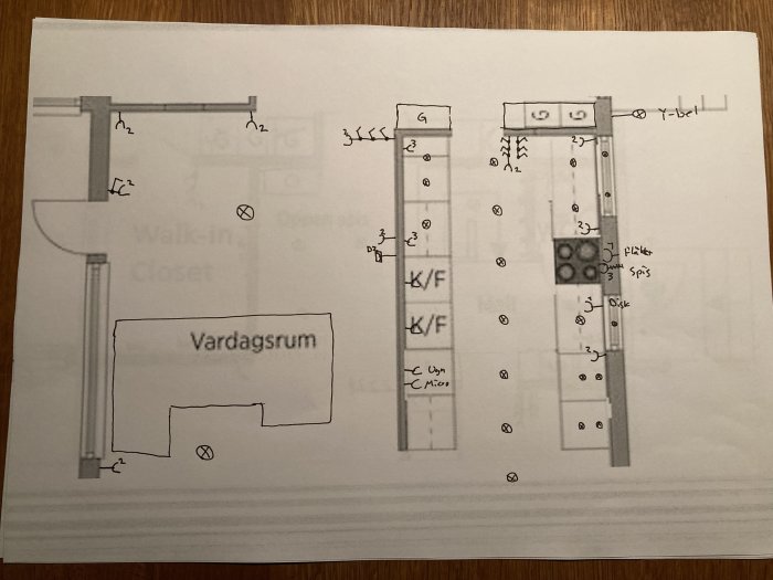 Handritad skiss av bostadsplan med markerade eluttag och belysning för kök, vardagsrum och andra rum.