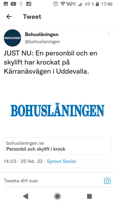 Skärmdump av en tweet från Bohusläningen om en olycka där en personbil och en skylift varit inblandade.