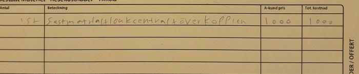 Närbild av en fakturarad med texten "1st systematplåt och centralöverkåpligh 1000" och total kostnad "1000".