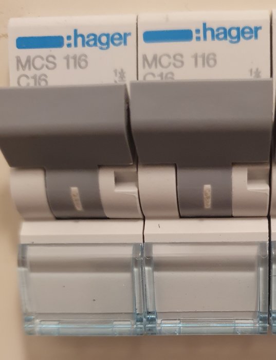 Närbild på två grå Hager jordfelsbrytare MCS 116 i ett elskåp.