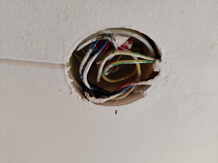 Takdosa med osäkra elanslutningar, skarvade kablar fastsatta med häftstift och eltejp.