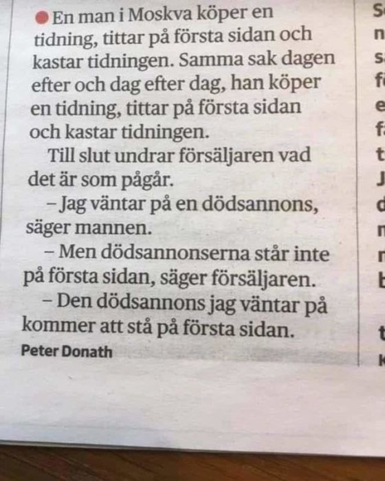 Skämttext ur tidning där en man köper tidning, tittar på första sidan, kastar den och väntar på en dödsannons om sig själv.