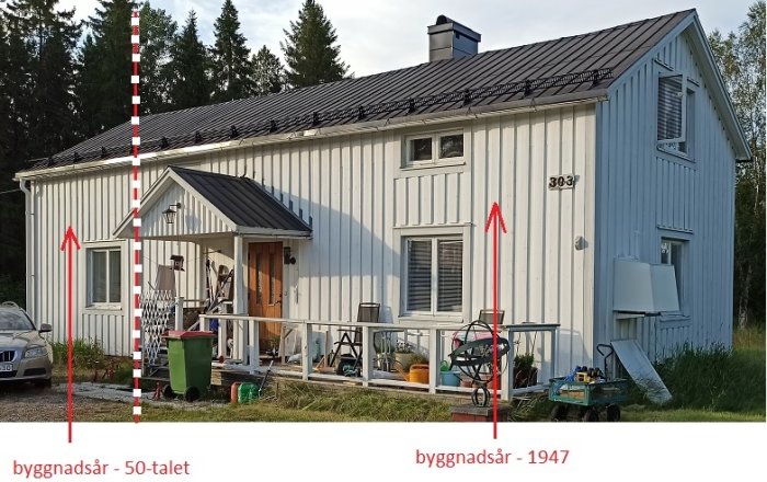 Hus från 1947 och påbyggnad från 50-talet, vit fasad, markerade delar som representerar byggåren.