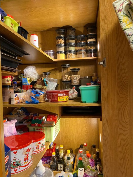 Hörnskåp med optimalt utnyttjat utrymme via specialbyggda fack för förvaring av köksredskap.
