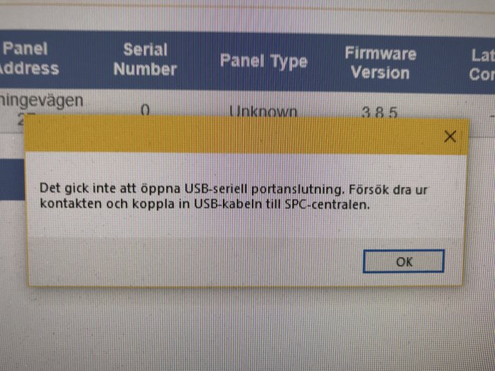 Datorskärm med felmeddelande om USB-anslutningsproblem till en SPC-central och firmware version 3.8.5.