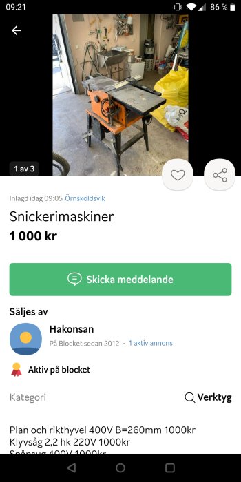 Begagnad snickerimaskin i en verkstadslokal med verktyg och byggmaterial synliga i bakgrunden.