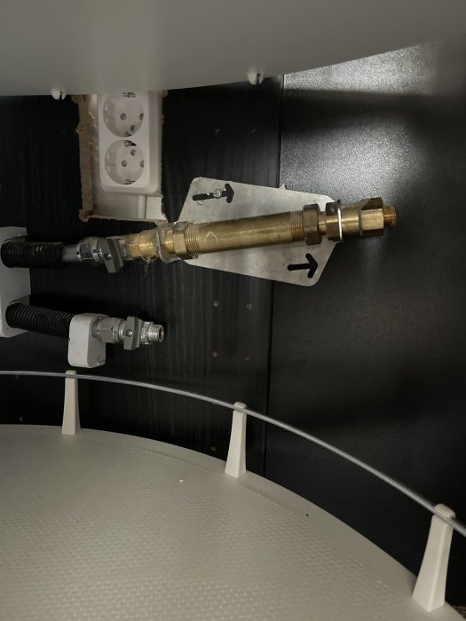 Värmefördelare med rör och termostat under diskbänken, osäkerhet kring varmvatten rör.