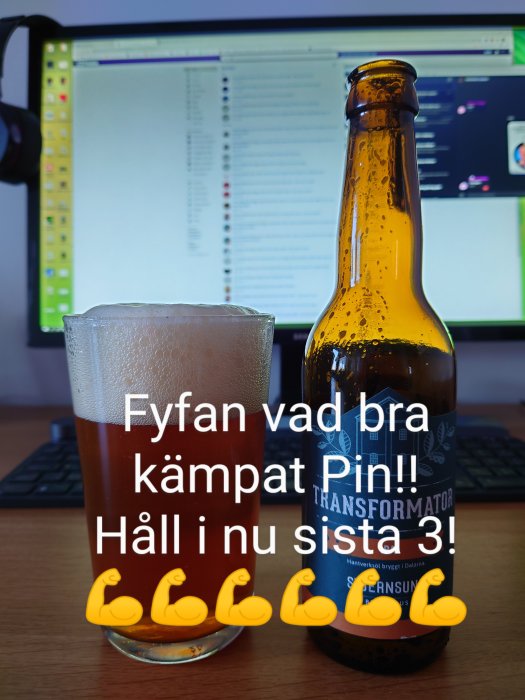 Ölglas och flaska framför datorskärm med text och emojis på bilden.