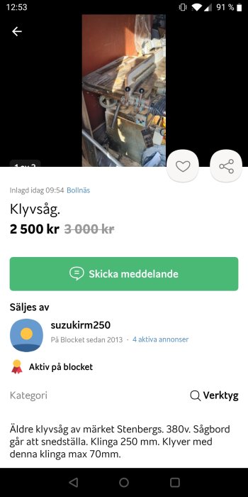 Äldre klyvsåg av märket Stenbergs med sågbord och snedställbar klinga på en verkstadsbänk.