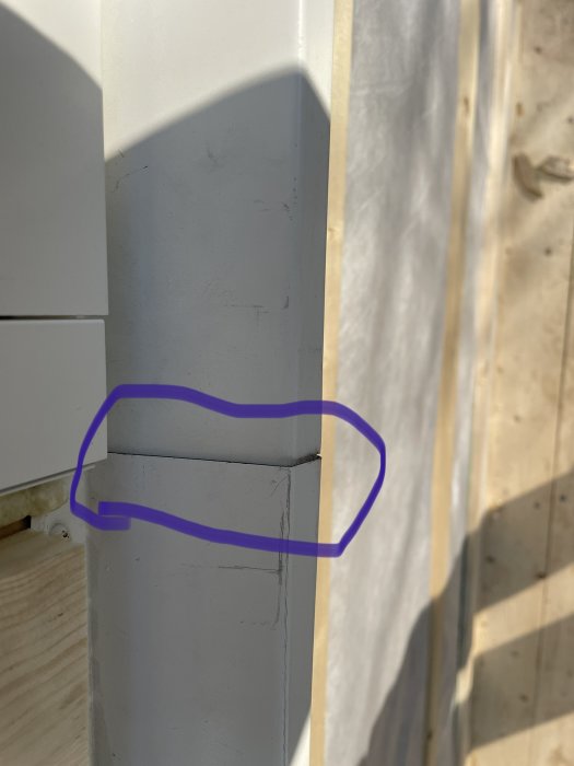 Skarvad underbläck på nyinstallerat fönster med en markerad skarv som pekar ut lappningen.