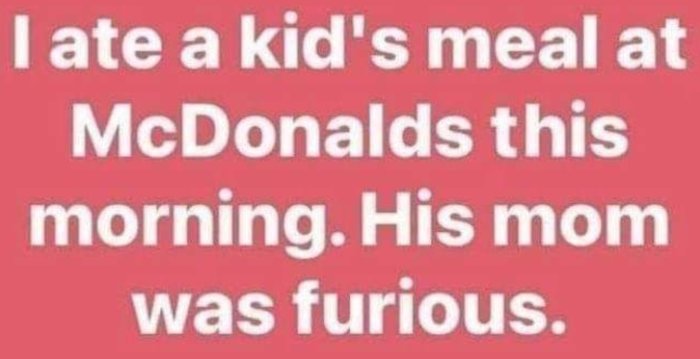 Text på rosa bakgrund som skämtsamt säger "I ate a kid's meal at McDonalds this morning. His mom was furious.
