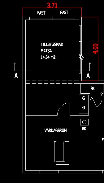 Ritning av en planlösning som visar ett hus med en tillbyggnad, markerade mått, och potentiella avväxlingspunkter.