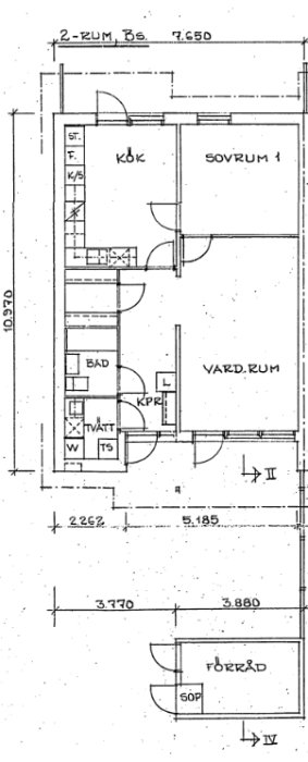 Ritning av en 2-rums bostad med kök, sovrum, badrum och vardagsrum, inklusive måttangivelser.