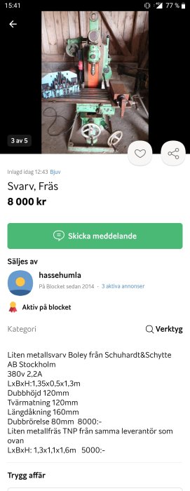 Äldre, grönmålad metallfräs i en verkstad, med tillbehör i förgrunden.