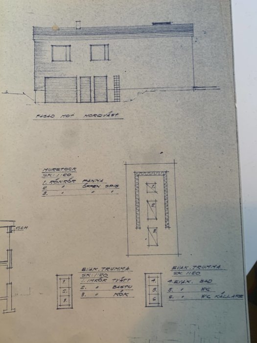 Arkitektritning av ett 60-tals hus med fasad och planlösning för dörrar och fönster.