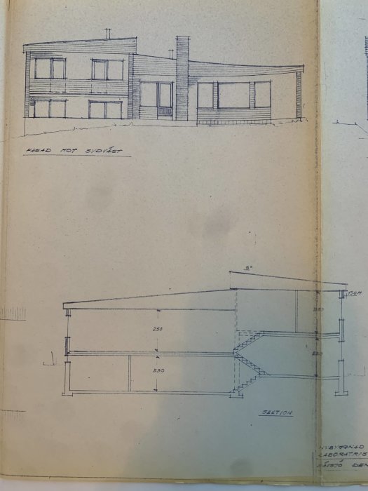 Arkitektritningar av ett tvåvåningshus med fram- och sidovy samt en sektionsritning.