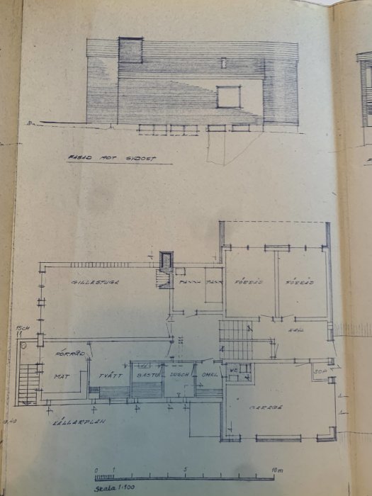 Arkitektritningar från 1960-talet med fasadvy och planlösning av ett enplanshus, skala 1:100.