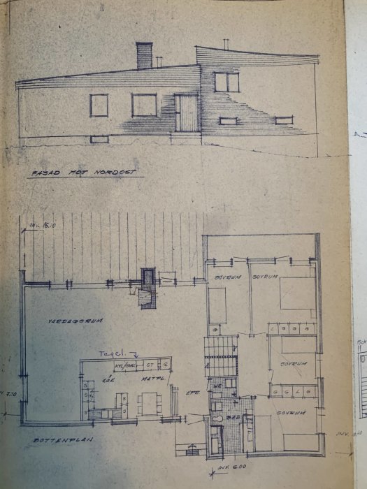 Handritad arkitekturritning av ett 60-tals hus med fasad och bottenvåningsplan.