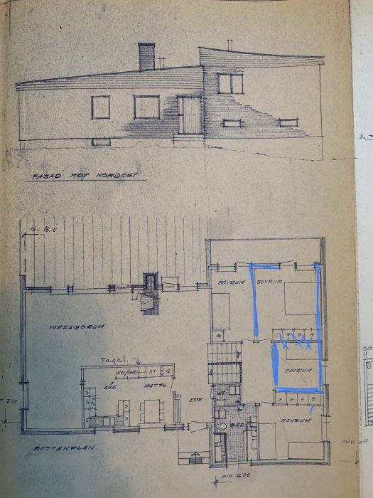 Ritning av husfasad och bottenplan med markerad utvidgning av master bedroom.
