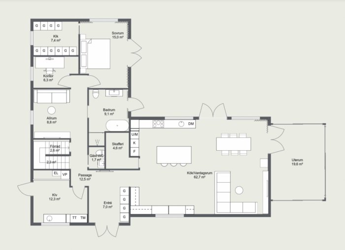 Planritning av entréplan för familjehem med ryggåstak i kök/vardagsrum, inkluderar sovrum, badrum och uterum.