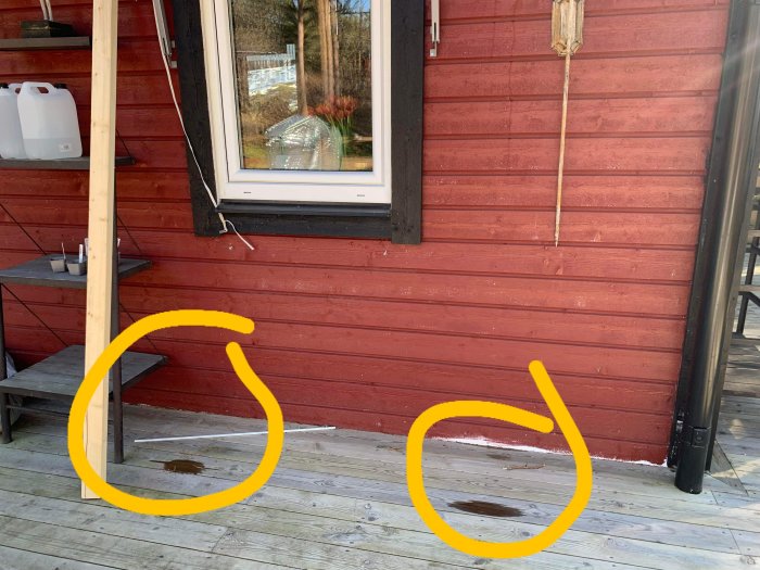 Vatten droppar från takstol och rinner längs fasaden på husets norrsida.