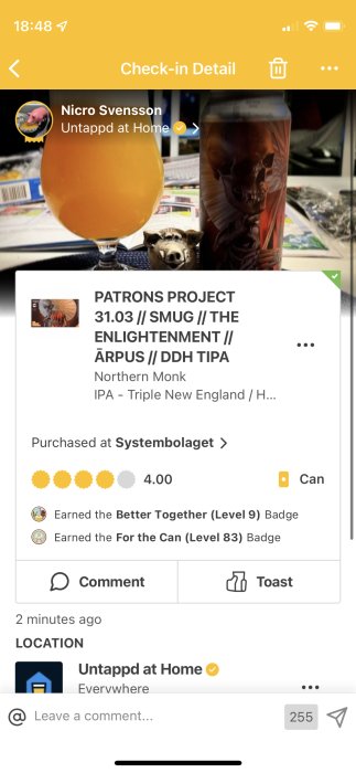 Ölburk med dödskallekonst framför ett glas med orange dryck, med användaruppgifter och betygssättning.