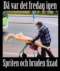 Person skjuter en rullator med en uppblåsbar docka och text som antyder att det är helg.